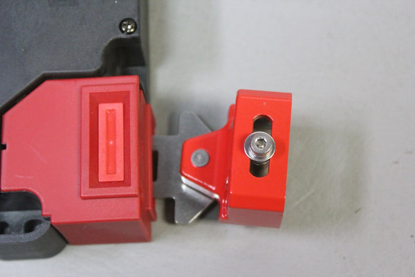 UNUSED OMRON GUARD LOCK SAFETY-DOOR SWITCH WITH ACTUATOR D4JL-2NFA-C5