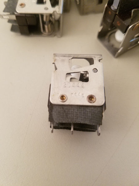 11 Micro Switch Pushbutton Switches 2D444 7646