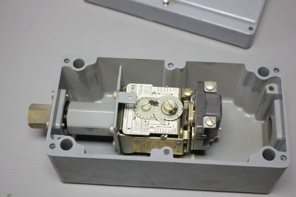 ALLEN BRADLEY PRESSURE CONTROL MODULE IN ENCLOSURE  836-C8 SER. A
