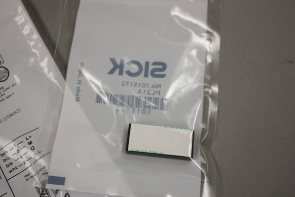 NEW SICK PHOTOELECTRIC SENSOR WITH REFLECTOR GL6-P7111 / PL21A
