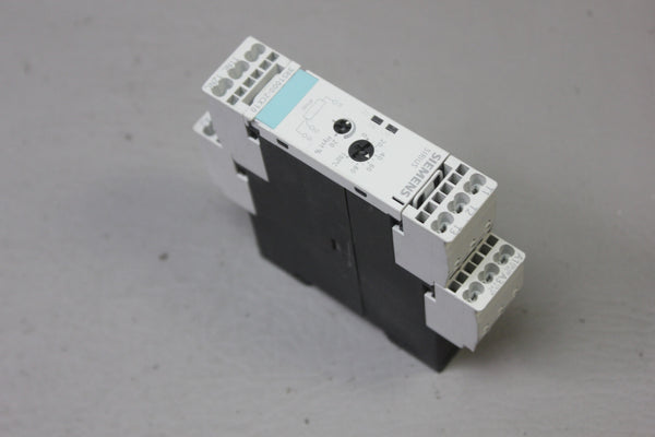 UNUSED SIEMENS TEMPERATURE MONITORING RELAY 3RS1000-2CK10