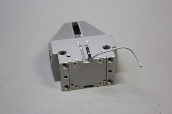 UNUSED FESTO PNEUMATIC ROBOT GRIPPER HGPT-35-A-B 560210
