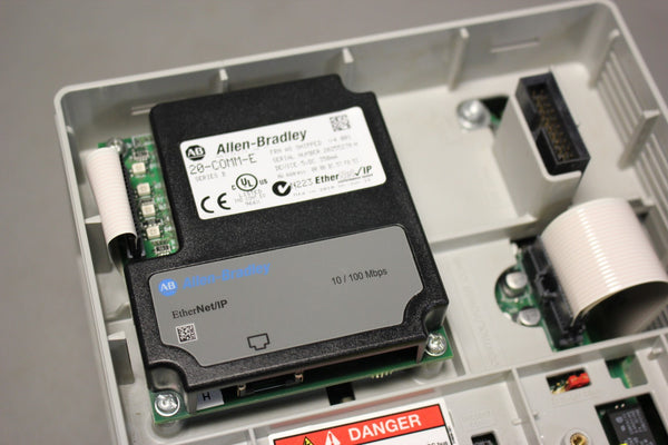 ALLEN BRADLEY POWERFLEX 70 5HP AC DRIVE W/ KEYPAD & COMM MODULE 20AD8P0A0AYNANC0