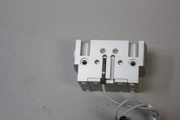 UNUSED FESTO PARALLEL GRIPPER WITH SENSOR HGPT-25-A-B