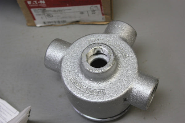 NEW EATON CONDUIT OUTLET BOX WITH COVER GUAW26