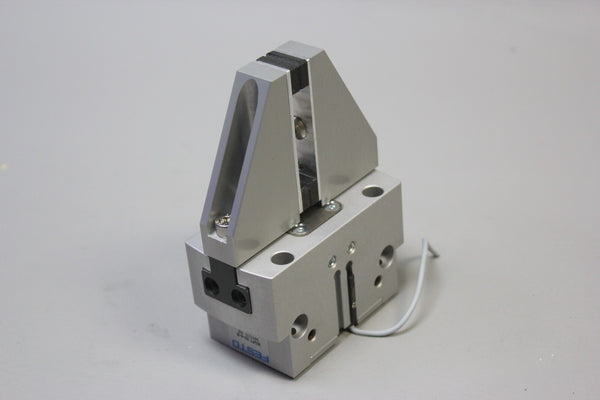 UNUSED FESTO PNEUMATIC ROBOT GRIPPER HGPT-35-A-B 560210