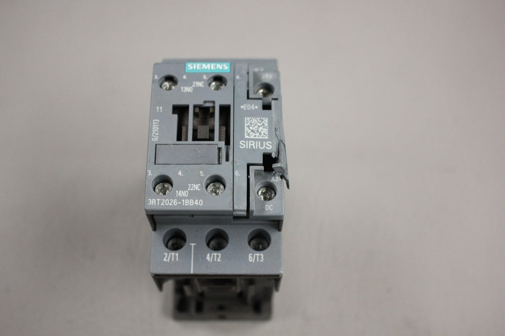 SIEMENS SIRIUS CONTACTOR 3RT2026-1BB40 (HAS A CRACK)