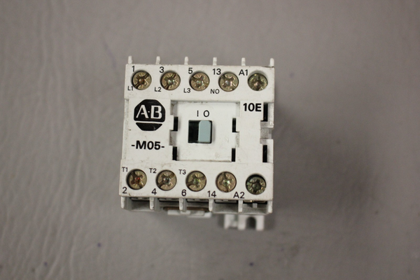 ALLEN BRADLEY CONTACTOR 100-MO5N*3 SER A