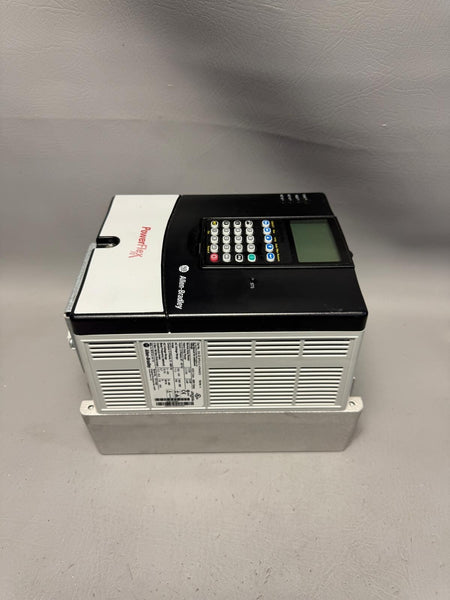 ALLEN BRADLEY POWERFLEX 70 5HP AC DRIVE W/ KEYPAD & COMM MODULE 20AD8P0A0AYNANC0