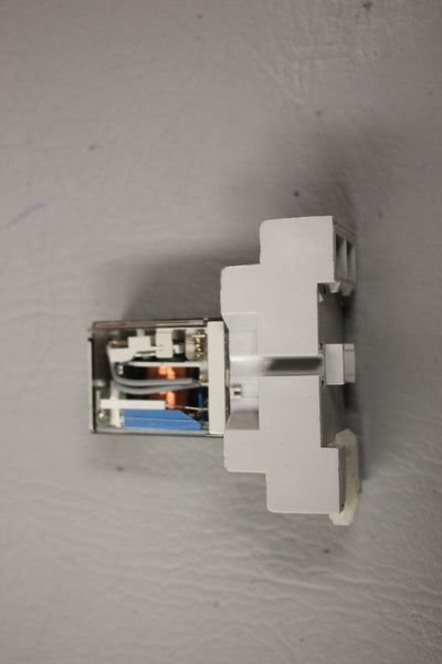 ALLEN BRADLEY RELAY AND BASE 700-HC24Z24-4 SER-D