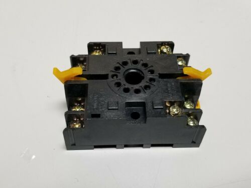 New Omron Connecting Socket Base P2CF-11