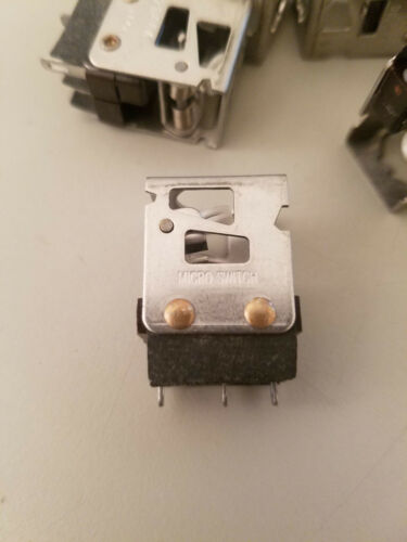 11 Micro Switch Pushbutton Switches 2D444 7646