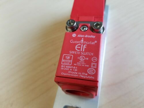 Allen Bradley Guard Master Safety Switch With Actuator 440K-E33040 B ELF-3